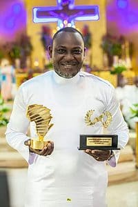 Franck Vlehi reçoit le prix de Meilleur acteur 2021 aux African Talent Awards.