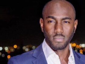 Le bachelor Joe Williams tape du poing sur la table