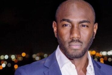 Le bachelor Joe Williams tape du poing sur la table