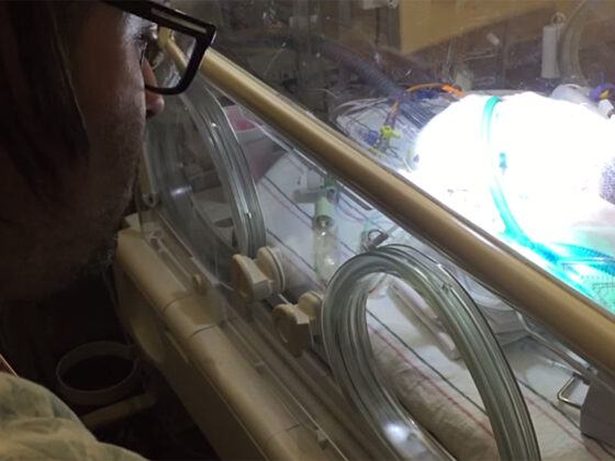 père tµe son bébé