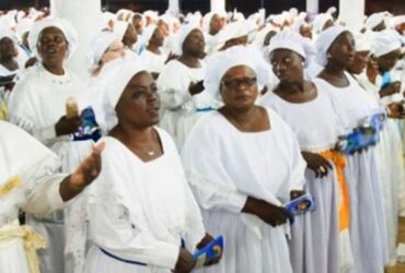 Chrétien céleste soutane blanche