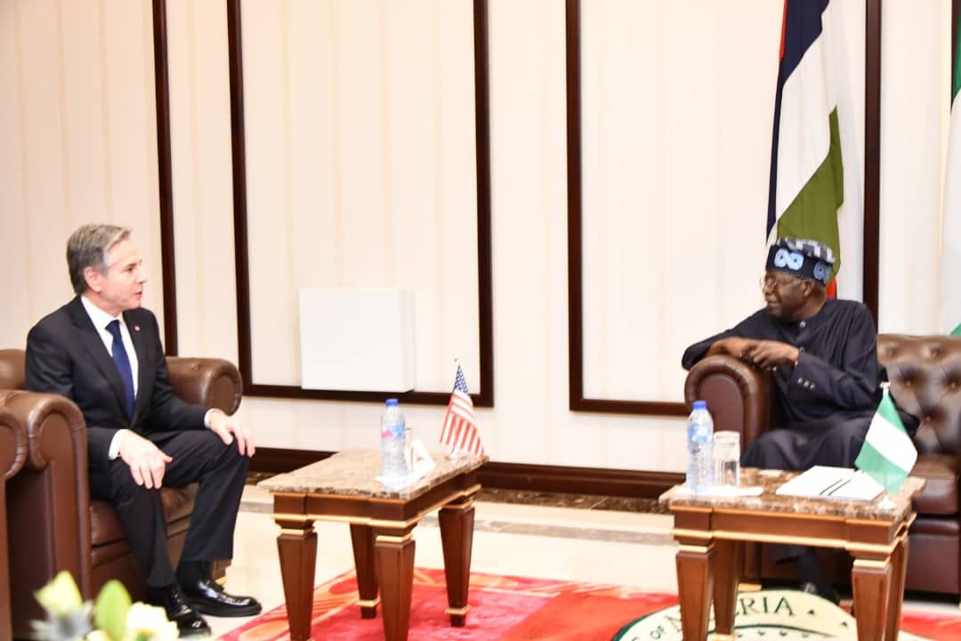 President Bola Tinubu receives US Secretary of State, Antony Blinklen during his visit to Nigeria's presidential Villa Abuja on Tuesday. Credit: State House. Blinken rencontre Tinubu, un fonds de sécurité de 45 millions de dollars pour le Nigeria,