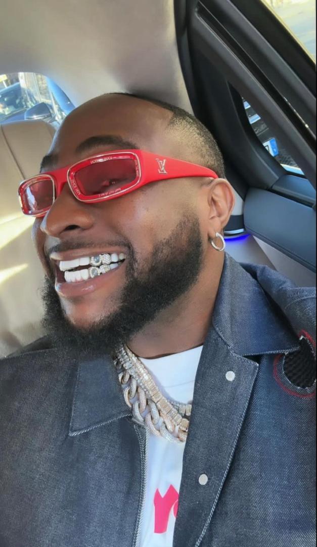 Davido s'achète des dents en diamants