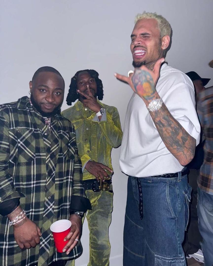 Grammy Awards / Chris Brown donne de la force à Asake et Davido