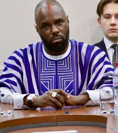 Kemi Seba brûle son passeport français