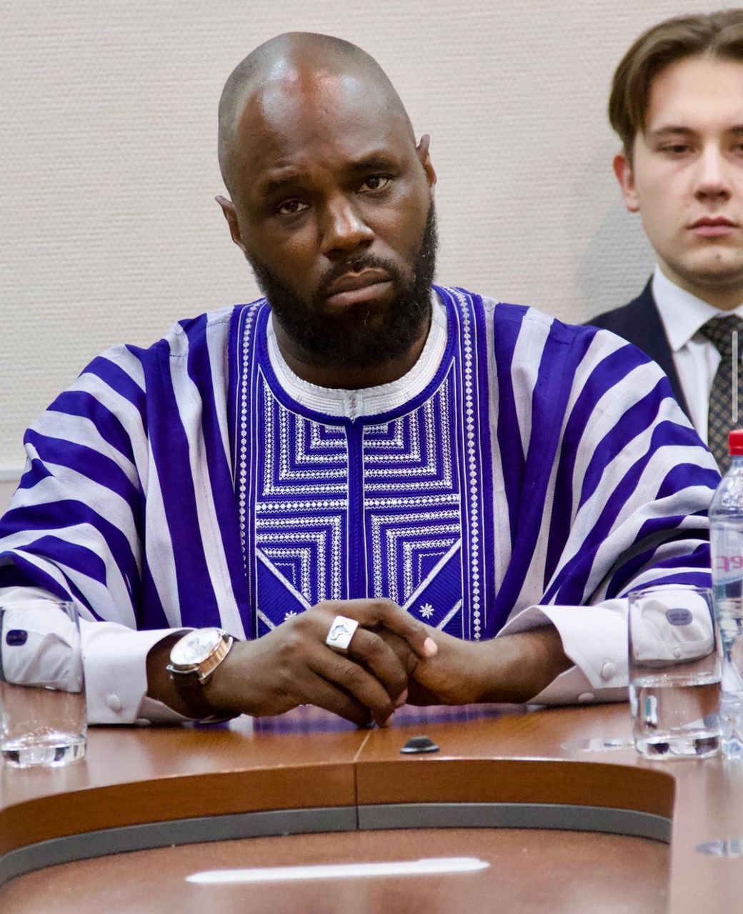 Kemi Seba brûle son passeport français