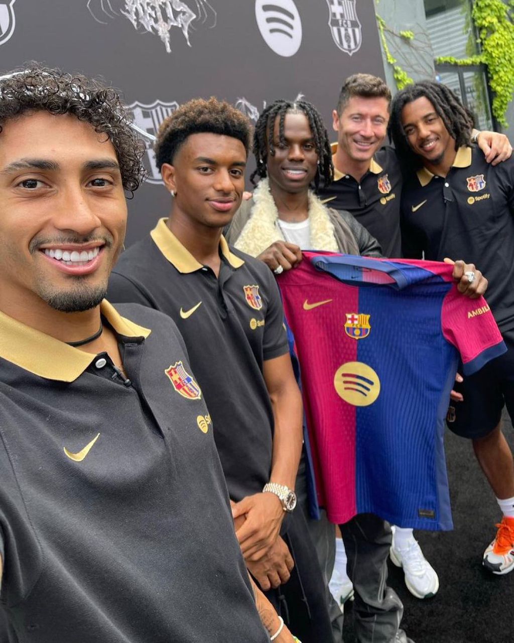 Rema apprend à Lewandoski, Raphinha et Balde de Barcelone comment danser Azaman @Instagram