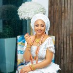 Nigeria: Regina Daniels donne de l'argent aux femmes dans la rue Crédit photo: Regina Daniels Instagram