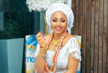 Nigeria: Regina Daniels donne de l'argent aux femmes dans la rue Crédit photo: Regina Daniels Instagram