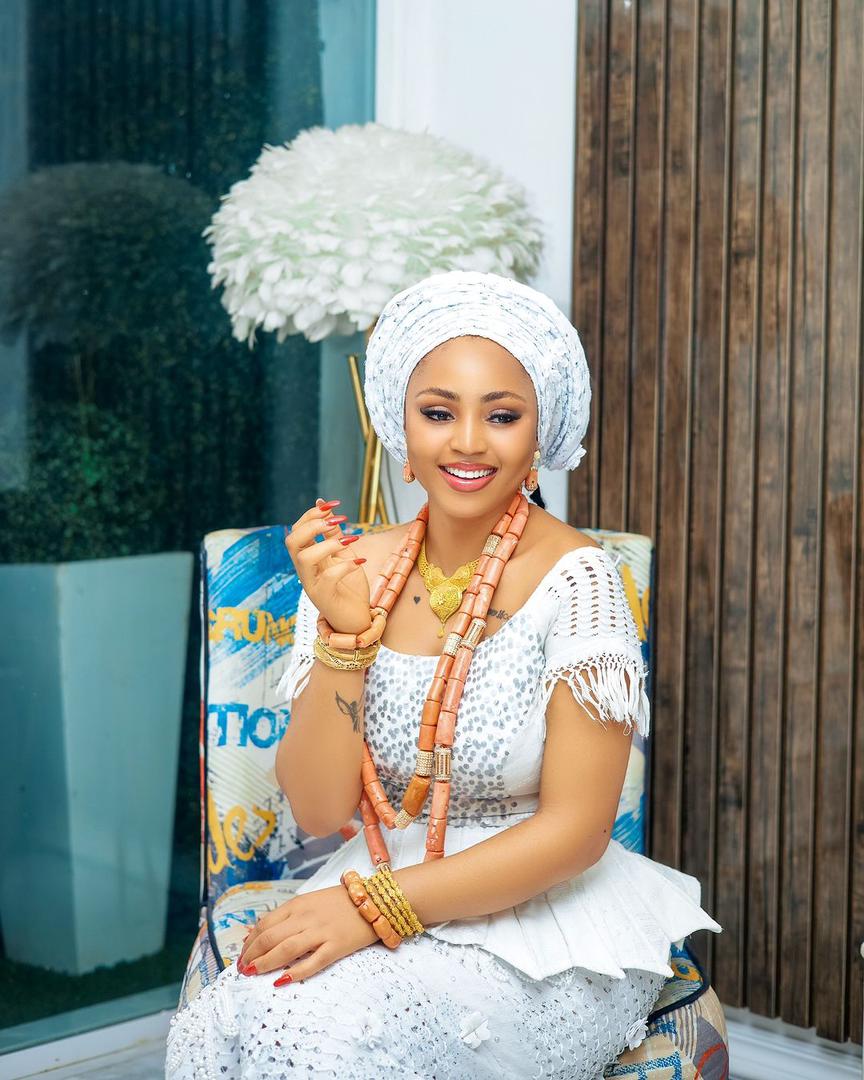 Nigeria: Regina Daniels donne de l'argent aux femmes dans la rue Crédit photo: Regina Daniels Instagram