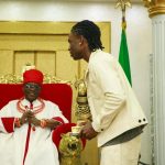 Rema fait danser le roi de l'Etat du Bénin Crédit photo: Remanews Instagram