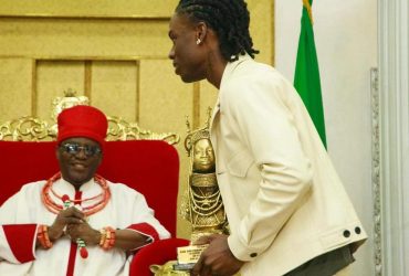 Rema fait danser le roi de l'Etat du Bénin Crédit photo: Remanews Instagram