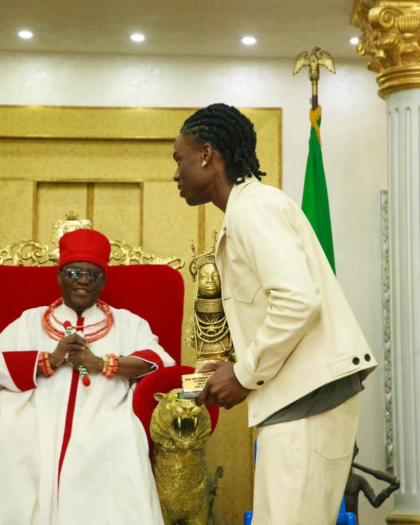 Rema fait danser le roi de l'Etat du Bénin Crédit photo: Remanews Instagram