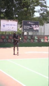 SEA jouant au tennis