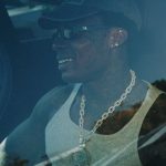 Asake célèbre ses 30 ans avec style : une Tesla pour marquer une décennie au sommet