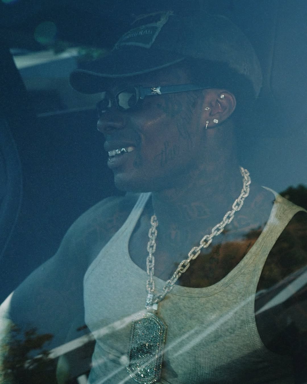 Asake célèbre ses 30 ans avec style : une Tesla pour marquer une décennie au sommet