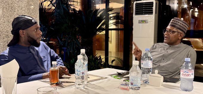 Exclusif: Aliko Dangote reçoit Burna Boy pour un dîner de l'Iftar