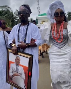 Ini Edo aux obsèques de son père