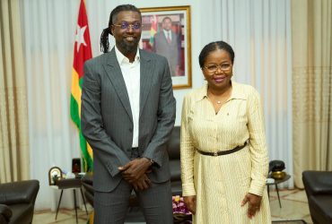 Sheyi Emmanuel Adebayor rencontre la Première ministre Victoire Dogbé : Un moment historique pour le Togo