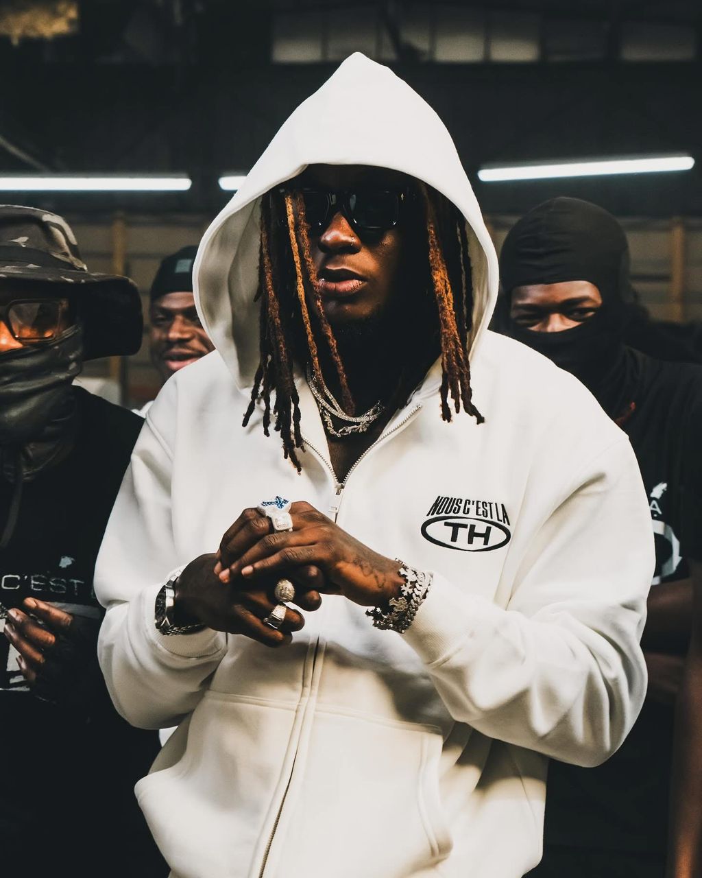 Himra : entre déclaration virale sur Twitter et shopping de luxe, le rappeur affirme son statut