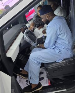 Davido dans sa nouvelle voiture Tesla