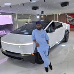 Davido s’offre un Tesla Cybertruck flambant neuf à Lagos : une nouvelle pièce maîtresse dans sa collection de voitures de luxe