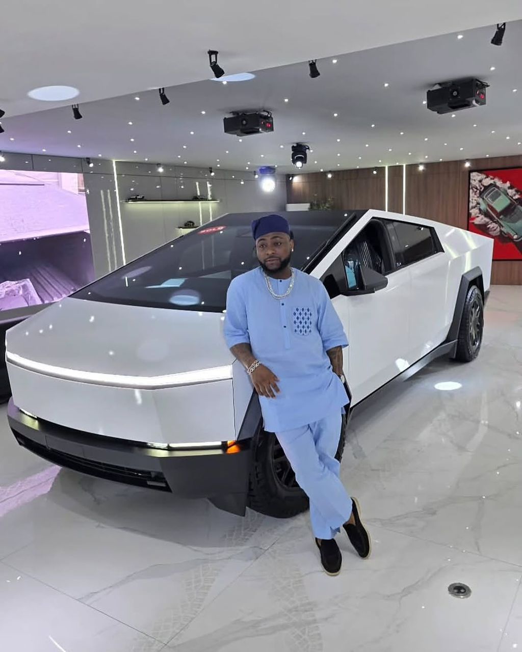 Davido s’offre un Tesla Cybertruck flambant neuf à Lagos : une nouvelle pièce maîtresse dans sa collection de voitures de luxe