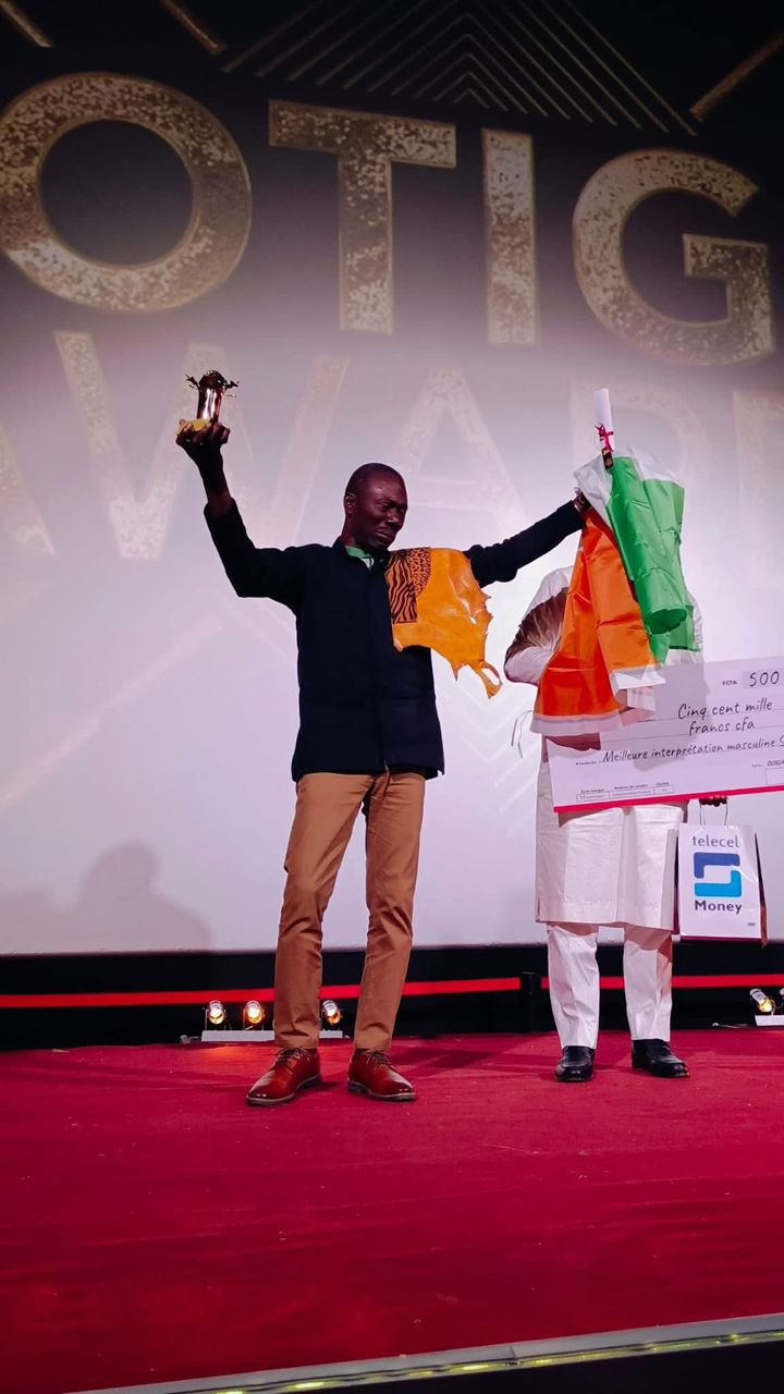 Fortuné Akakpo honoré aux Sotigui Awards 2025 : un sacre mérité pour son rôle dans Les Nounous