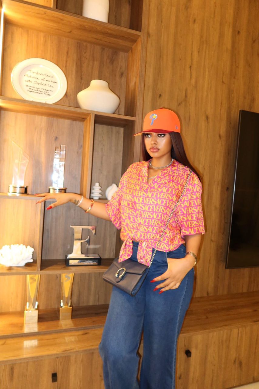 Regina Daniels s’exprime dans une série de messages personnels : inquiétudes et réactions autour de la star nigériane